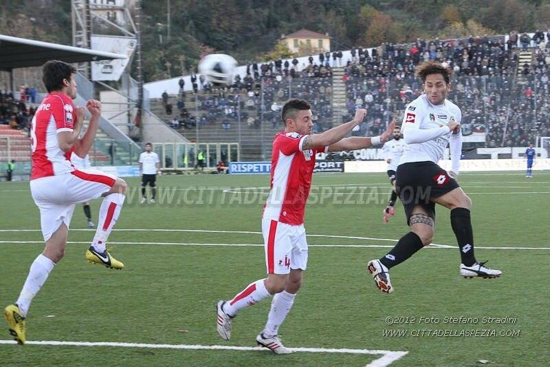 Marco Romizi contrasta Sansovini - 08.12.2012 SPEZIA - BARI 3-2 #09  