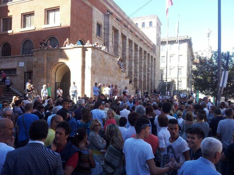 Piazza Verdi, aumentano le presenze per il ritorno di Vittorio Sgarbi