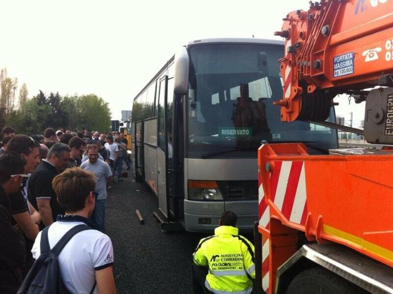 il pullman dei tifosi spezzini fermatosi a Campegine