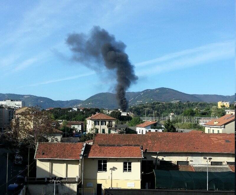 La colonna di fumo nero vista da Via Lunigiana