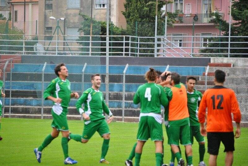 L'esultanza della Fezzanese al gol di Baudi al "Nino Ciccione" di Imperia.