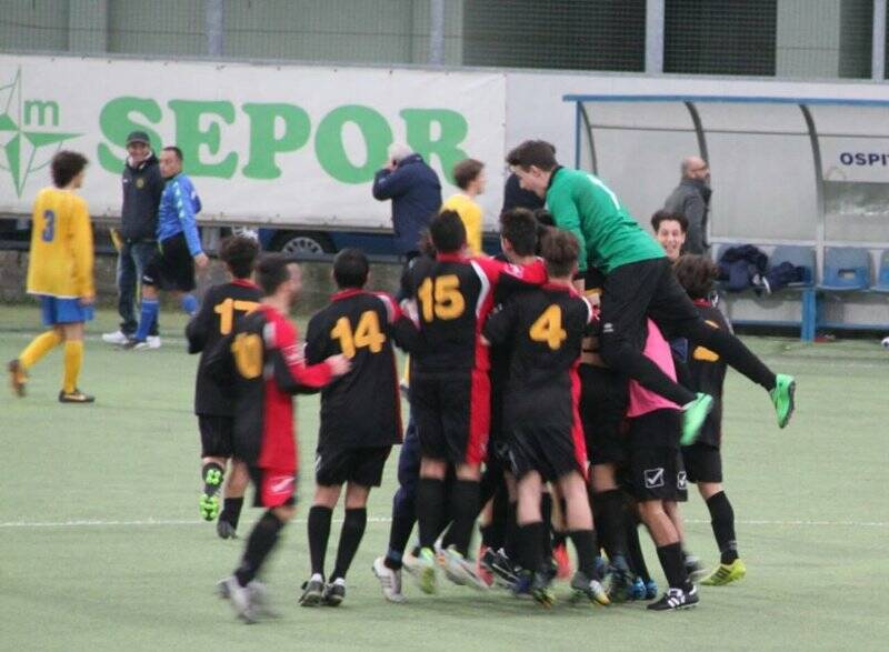 Nella foto l'esultanza finale dei ragazzi della Tarros Sarzanese