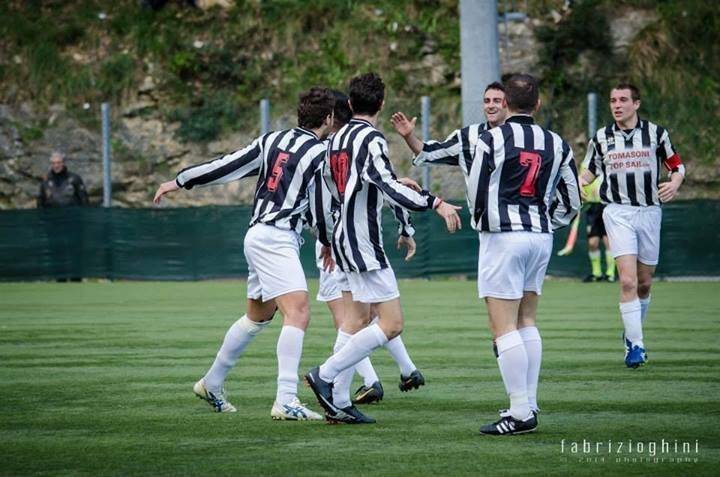 Nella foto di Fabrizio Ghini l'esultanza dopo il gol del Camogli contro il Baiardo. La matricola di Giordano centra una vittoria importantissima in ottica salvezza.