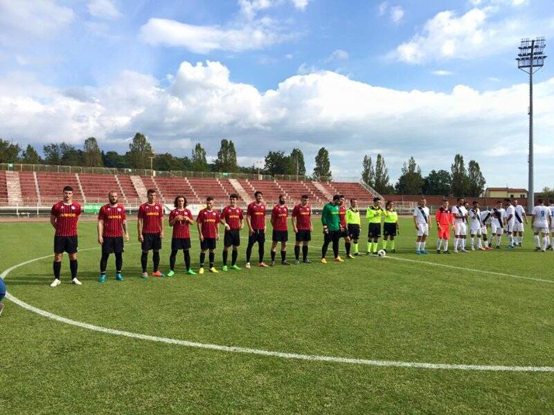 Tarros Sarzanese e Golfo Prorecco Camogli pronte in campo al "Miro Luperi" al fischio d'inizio.