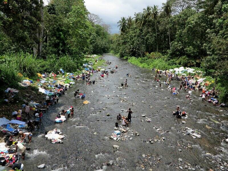 Rio Abade, vicino a Agua Izé: le donne fanno il bucato la domenica mattina