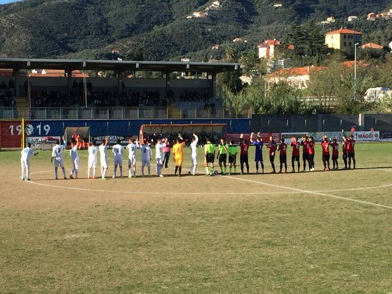 Sestri Levante e Fezzanese in campo ieri al "Sivori" al fischio iniziale del pessimo arbitro Pirrotta.