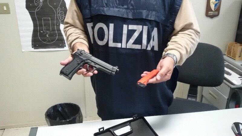 La pistola usata per la rapina e il cutter che la polizia sta analizzando