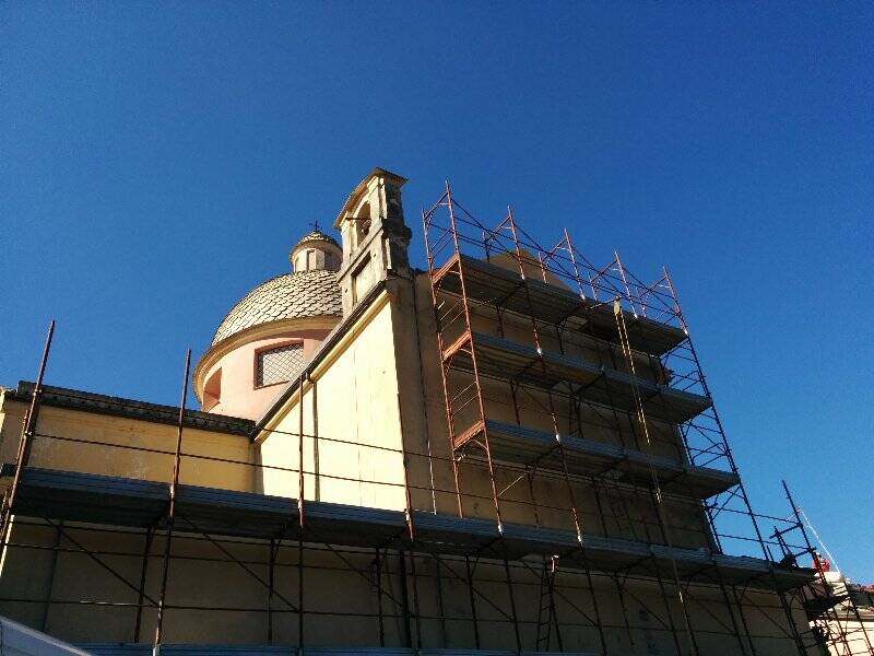 I ponteggi della chiesa di Ortonovo