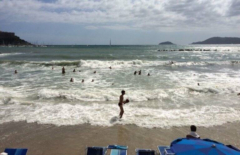 Onde e bagnanti alla Venere Azzurra