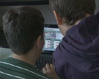 ragazzi giovani computer 
