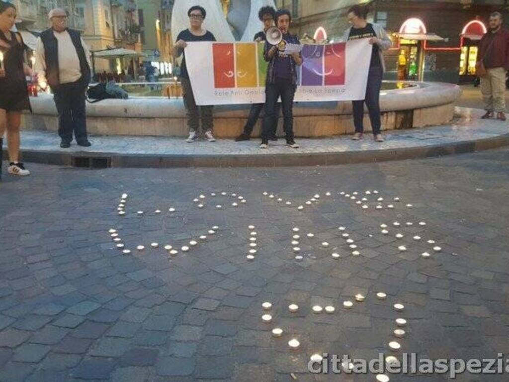 Fiaccolata di solidarietà per le 49 vittime di Orlando
