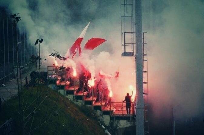 Gli "Ultras Leivi" in azione con il loro coloratissimo tifo