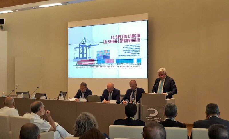 Il convegno "La Spezia lancia la sfida ferroviaria" nell'auditorium dell'Autorità portuale