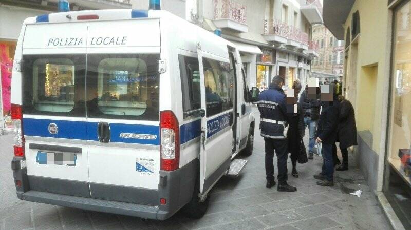 La Polizia municipale in Via Sforza
