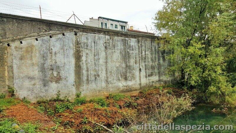 Il lato interno del muro dell'arsenale all'altezza della Sprugola