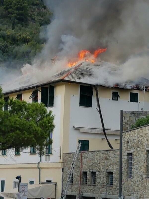 Il tetto in fiamme a Porto Venere