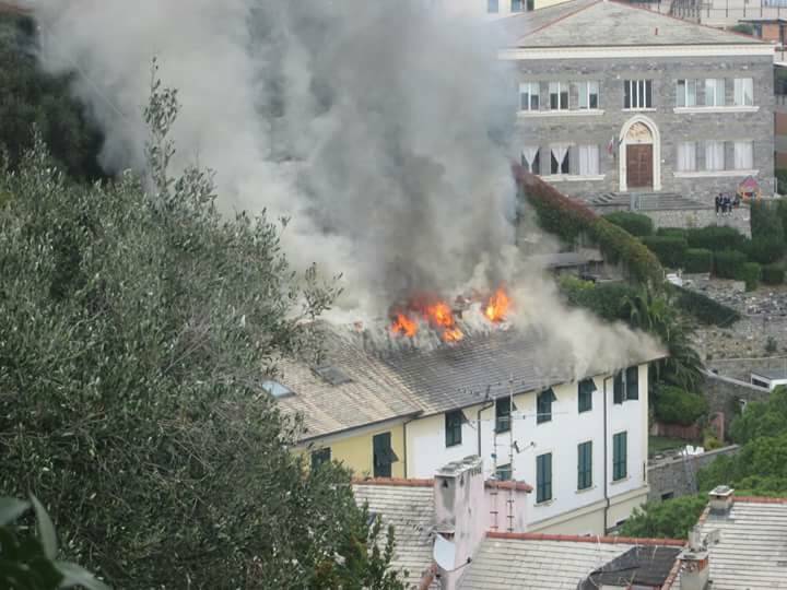 Incendio a Portovenere (foto di Antonella Cheli)