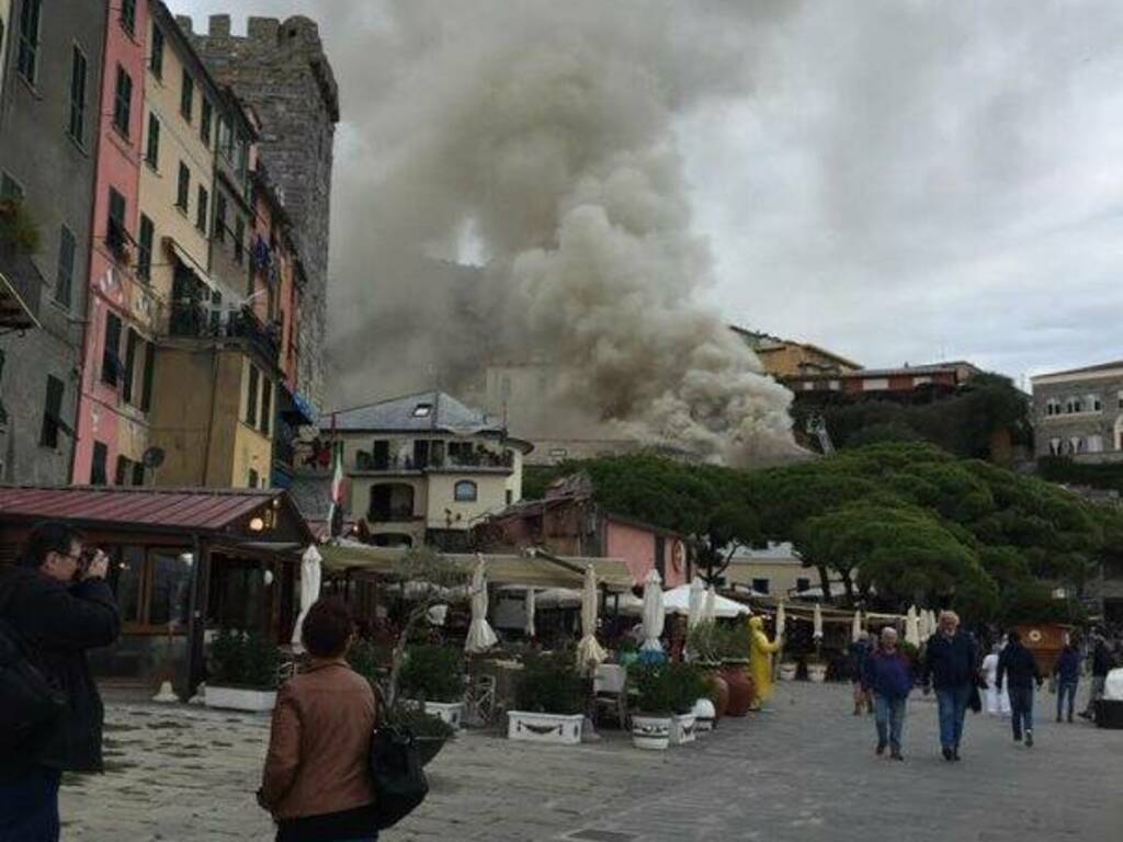 Incendio a Portovenere (foto di Cristian Baracco)