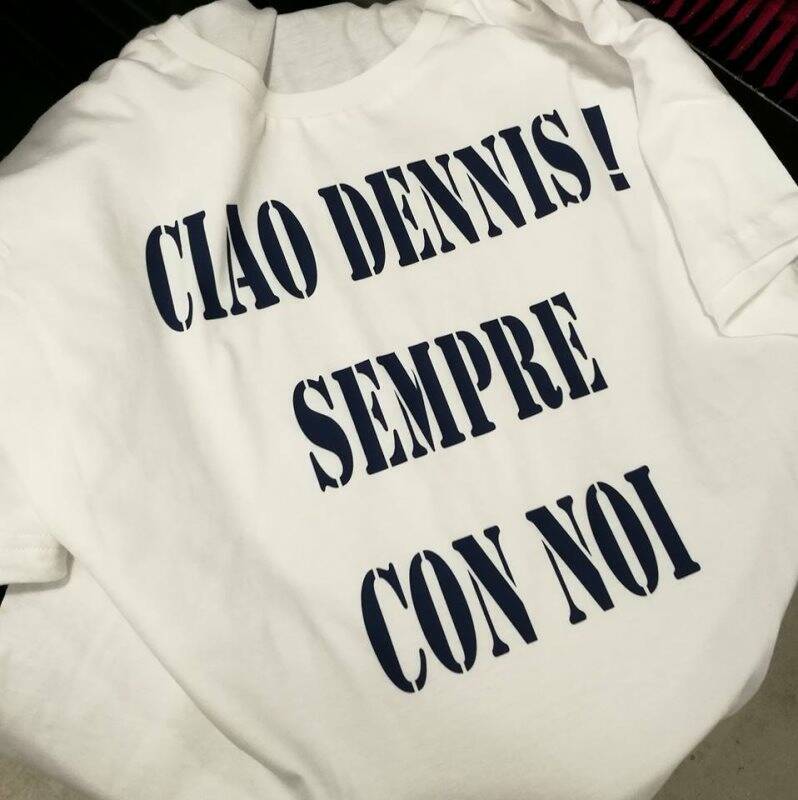 La maglia che il Valdivara ha dedicato a Dennis Cuccio, 15enne della formazione Giovanissimi prematuramente scomparso.