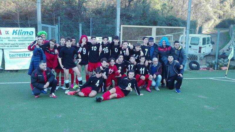 Nella foto i ragazzi  del don Bosco 2002 con mister, dirigenti e Presidente Francenceschini