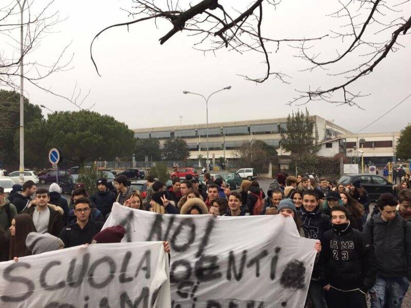 Alcuni degli studenti dell'Arzelà che hanno protestato questa mattina
