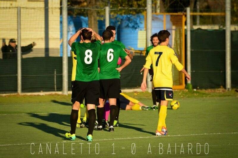 Bianchino, di spalle con il N°7, ha realizzato il gol vittoria per il Canaletto contro il Baiardo