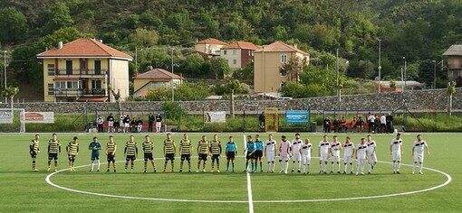 Alassio e Marassi in campo al via della finale di Coppa Liguria di I Categoria nella foto di Savona Sport.