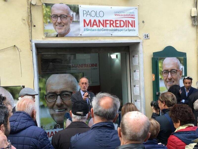 Paolo Manfredini al taglio del nastro del point elettorale