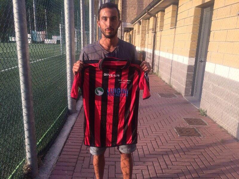 Il bomber Luca Corvi posa con la sua nuova maglia del Don Bosco Spezia.