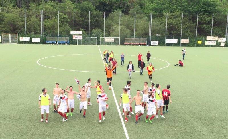 Il Don Bosco Spezia esulta al termine del match con la Tarros Sarzanese: un gol al 93° di Rege Cambrin vale la permanenza in Promozione dei "salesiani".