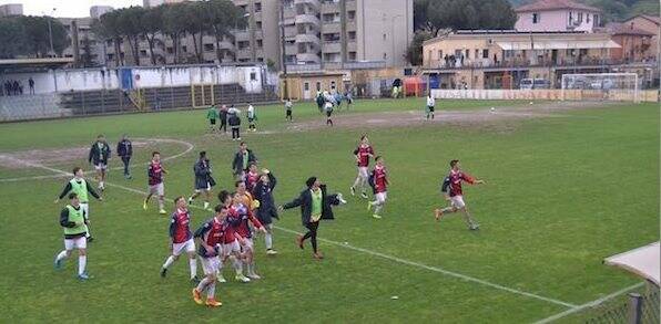 Nella foto i ragazzi del Sestri Levante festeggiano una vittoria