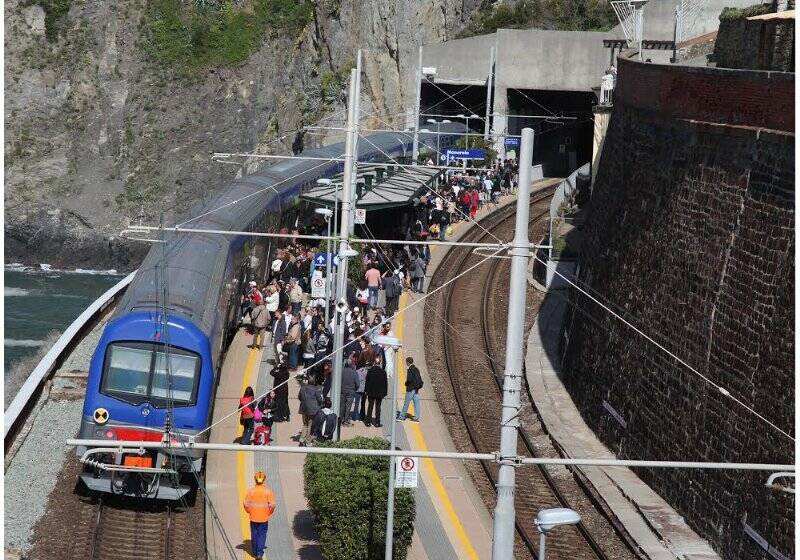 Turisti in stazione a Manarola