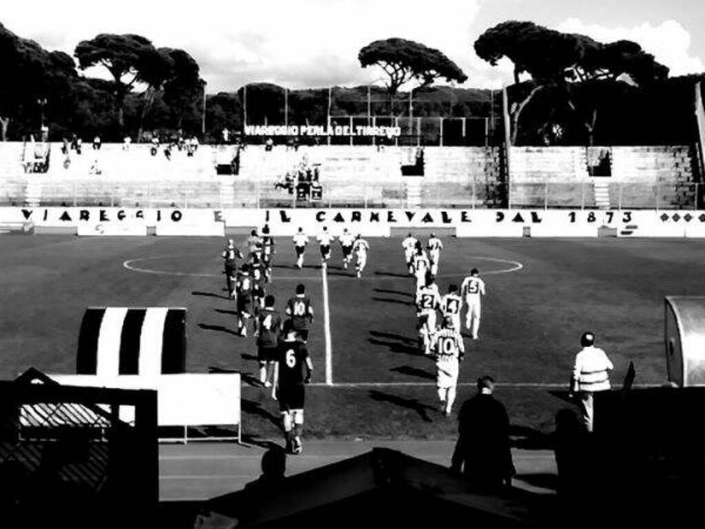 Viareggio 2014 e Sporting Recco entrano sul terreno di gioco dello stadio di Viareggio.