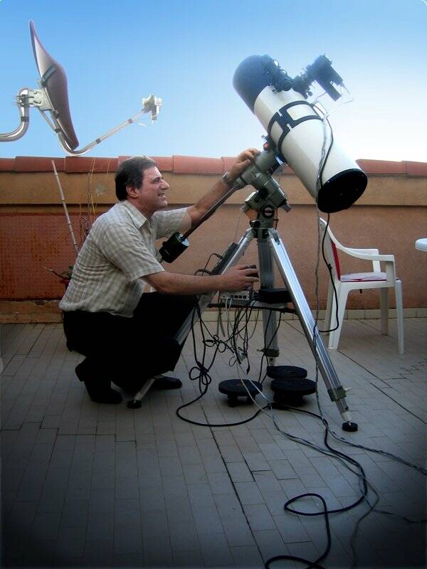 Claudio Lopresti e parte della sua attrezzatura astronomica