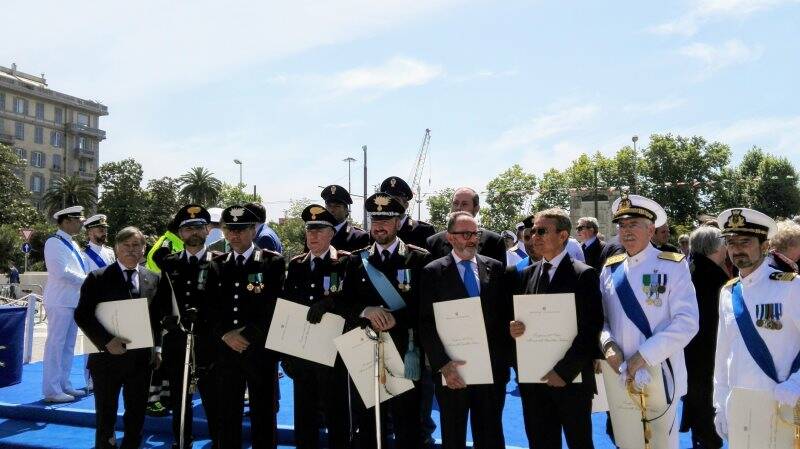 Festa della Repubblica. Piazza Europa e Palazzo civico abbracciano la città