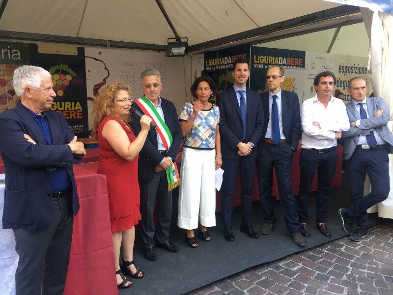 Il sindaco Peracchini all'apertura di "Liguria da bere"