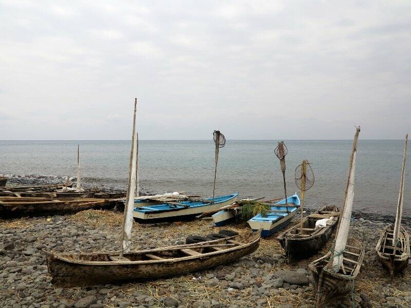 Sao Tomè, Santa Catarina, la spiaggia con le canoe dei pescatori    (2015)  