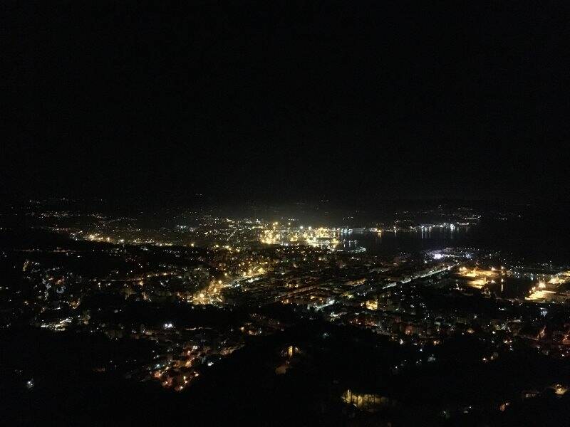 Un'immagine notturna della città