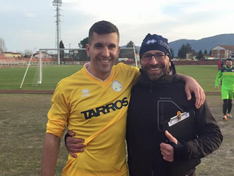 Cerone, con il preparatore dei portieri Ranghetti, ha realizzato un gol capolavoro per la vittoria della Tarros Sarzanese nel derby con l'Ortonovo.