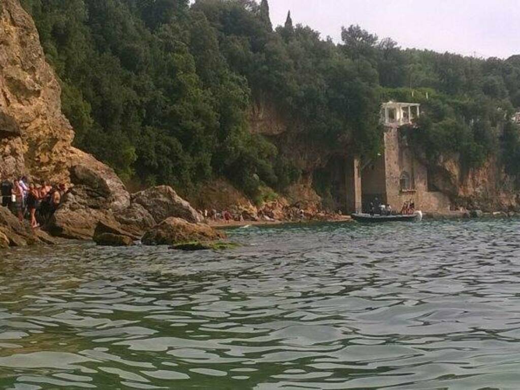 La calette dietro il castello di Lerici