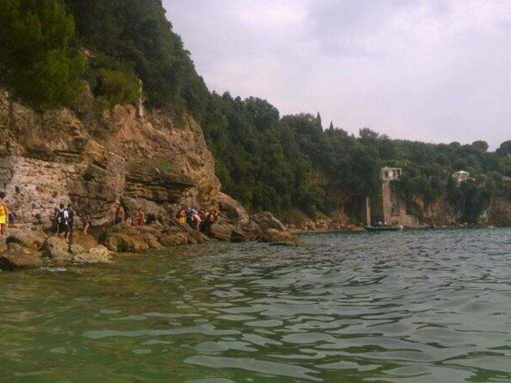 La calette dietro il castello di Lerici