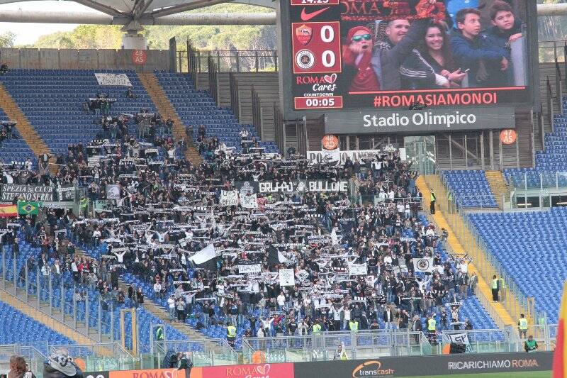 La sciarpata dei tifosi spezzini all'Olimpico