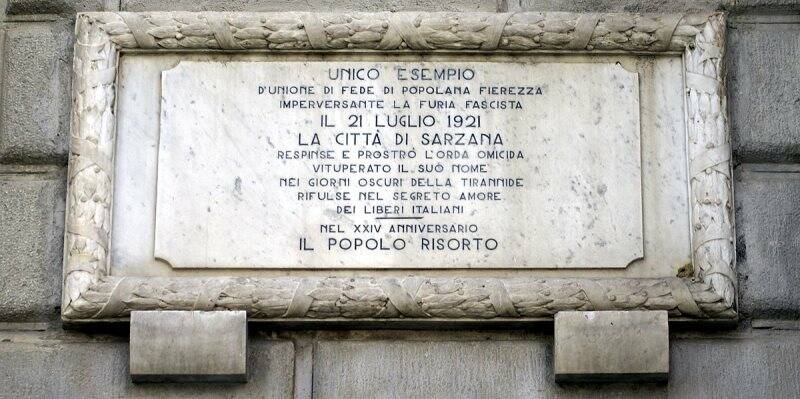 La targa che ricorda i fatti di Sarzana affissa su Palazzo Roderio