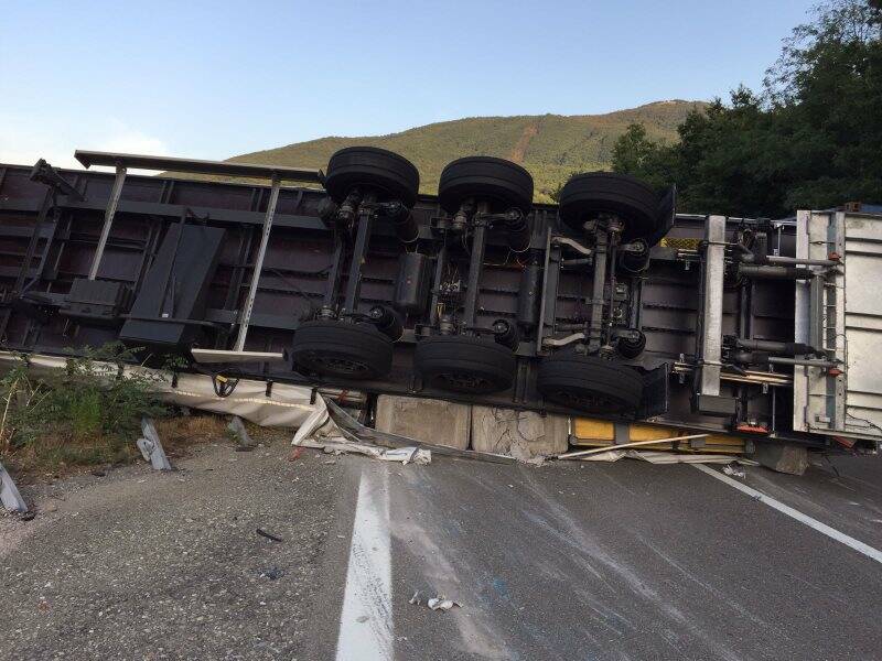 Camion si ribalta, a bordo il materiale per il Festival della Mente