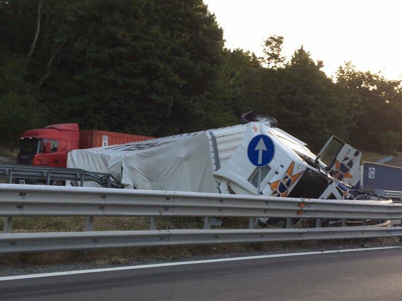 Camion si ribalta, a bordo il materiale per il Festival della Mente