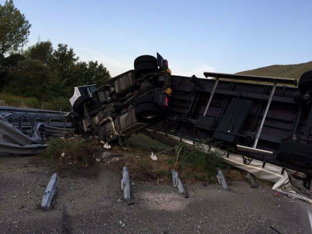 Camion si ribalta, a bordo il materiale per il Festival della Mente