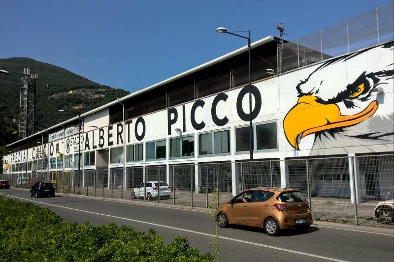 I murales fuori dallo stadio "Alberto Picco"
