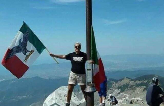Manfredo Bianchi sul Sagro con la bandiera repubblichina