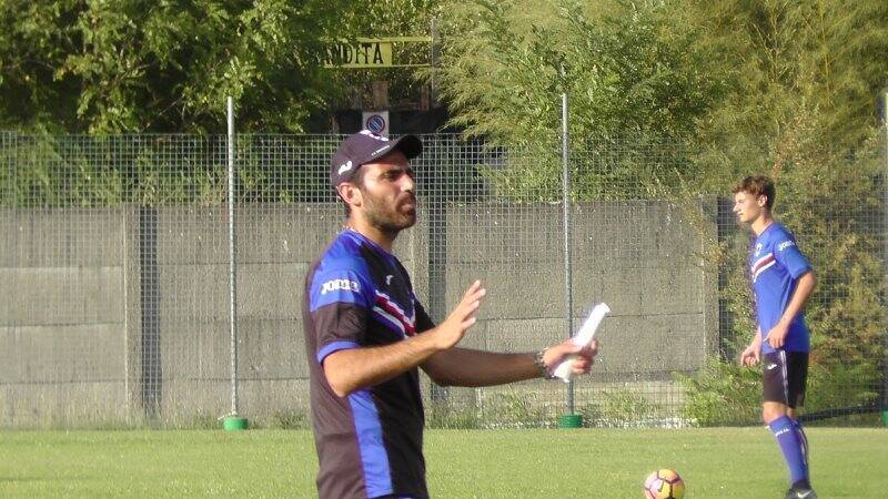 Massimo Augusto allenatore della Sampdoria Primavera in allenamento al "Quartieri" di Aulla.