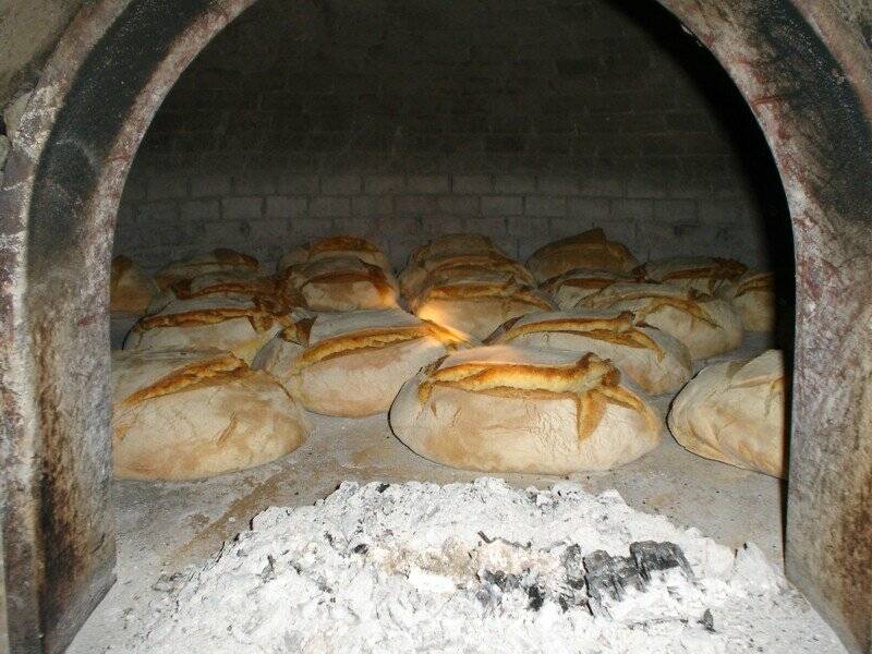 Pane cotto nel forno a legna